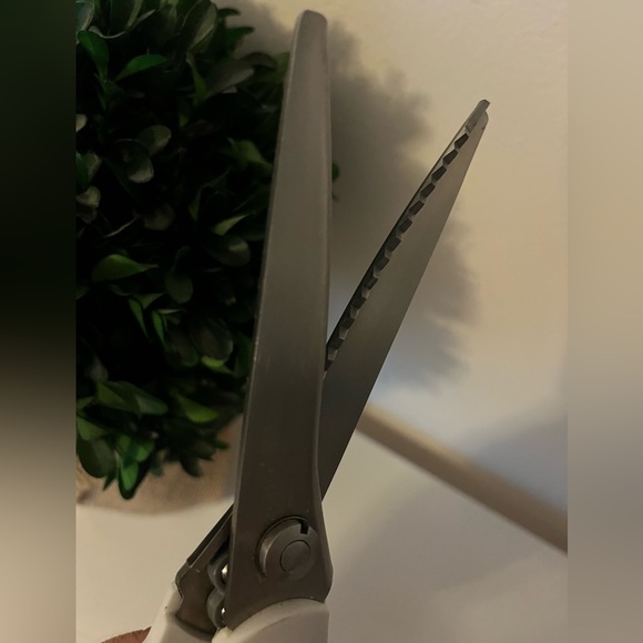 Pinking Shear Scissors - Zig Zag Scissors - Picture 7 of 8
